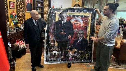 Bah&ccedil;eli'ye, sprey boya ile yapılan tabloları hediye edildi