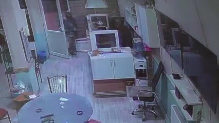 Eşi &ouml;ld&uuml;ğ&uuml; i&ccedil;in t&uuml;m birikimini yanında taşıyordu: D&uuml;kkanının &ouml;n&uuml;nde gasp edildi!