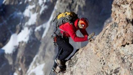 Aylarca cesedi aranan dağcı 'kırmızı nokta' ile bulundu