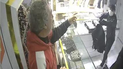 Bah&ccedil;elievler'de silahlı kuyumcu soygunu! Korku dolu anlar kamerada