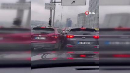 Beylikd&uuml;z&uuml;'nde "kaynak&ccedil;ı" kaza yaptı, gen&ccedil;ler tekme tokat saldırdı!