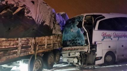 Bing&ouml;l'de yolcu otob&uuml;s&uuml; tıra &ccedil;arptı: 3 yaralı