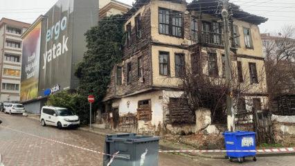 Bolu'da metruk bina &ccedil;&ouml;kt&uuml;: Bir otomobil hasar aldı