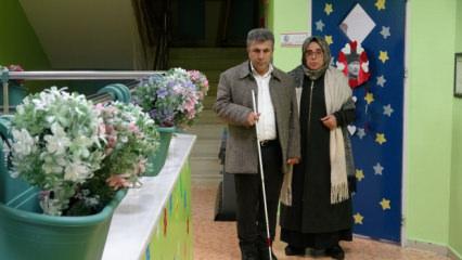 B&ouml;yle feda g&ouml;r&uuml;lmedi! G&ouml;rme engelli eşine 22 yıldır destek oluyor