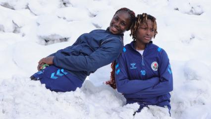 'Buraya gelmeden &ouml;nce kar g&ouml;rmemiştim': Afrikalı yıldızlar Hakkari'ye alıştı