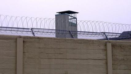 Cezaevinde h&uuml;k&uuml;ml&uuml;n&uuml;n saldırdığı 2 infaz ve koruma memuru yaralandı