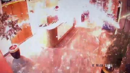 Zeytinburnu'nda l&uuml;ks sitede kargo paketi bomba gibi patladı: 2 yaralı