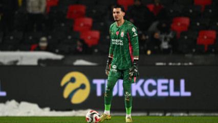 Derbide yedek kalan Uğurcan &Ccedil;akır, Okan Buruk ile &ouml;zel g&ouml;r&uuml;şt&uuml;