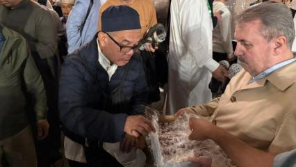 Destici, Mescid-i Nebevi&rsquo;de vatandaşlarla buluştu: Yatsı namazı sonrası lokum ikram etti