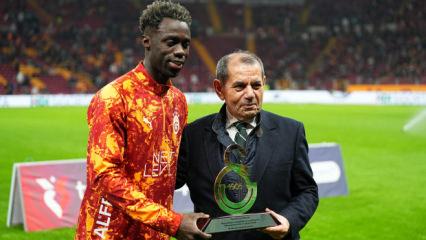 Dursun &Ouml;zbek'ten Davinson Sanchez'e plaket
