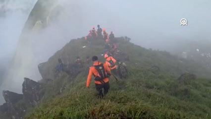 Endonezya'da 11 kişiyi taşıyan u&ccedil;ak sırra kadem basmıştı...Enkazı bulundu!