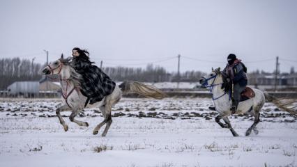 Erzurum&rsquo;da doğayla i&ccedil; i&ccedil;e deneyim: Buzla kaplı arazide atlı safari