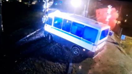 Tren rayda kalan dolmuşa &ccedil;arptı, s&uuml;r&uuml;c&uuml; saniyelerle kurtuldu