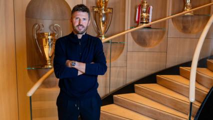 Hen&uuml;z 44 yaşında! Manchester United'ın yeni hocası oldu