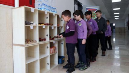 İlkokuldaki kasiyersiz "d&uuml;r&uuml;stl&uuml;k dolabı" kasa fazlası verdi
