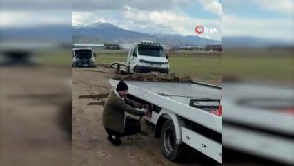 Isparta'da ara&ccedil; kurtarmaya giden 3 &ccedil;ekici &ccedil;amura saplandı! İşte fıkra gibi olay