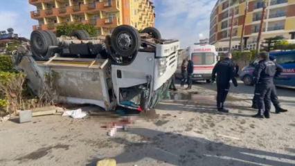 Kamyon ile &ccedil;&ouml;p kamyonu &ccedil;arpıştı: 1&rsquo;i ağır 3 iş&ccedil;i yaralandı