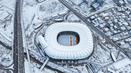 Kar yağışı etkili oldu! 43 bin kişilik stadyum beyaza b&uuml;r&uuml;nd&uuml;