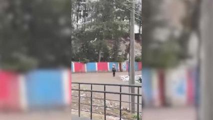 Kar yağışı altında saygı duruşunda bulunan &ouml;ğrenci: Aklıma şehitler geldi