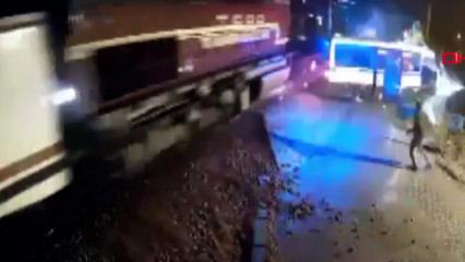 Kırıkkakele'de tren  hemzemin ge&ccedil;itteki minib&uuml;se &ccedil;arptı