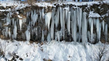 Ko&ccedil;k&ouml;pr&uuml; Kanyonu&rsquo;nda kış manzarası: 30 metrelik buz sarkıtları ilgi &ccedil;ekiyor