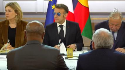 Macron'un toplantıya g&uuml;neş g&ouml;zl&uuml;ğ&uuml;yle katılması dikkat &ccedil;ekti: ''Beni b&ouml;yle idare edin''