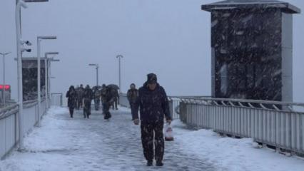 Meteoroloji uyarmıştı: İstanbul&rsquo;un bir&ccedil;ok il&ccedil;esinde kar yağışı başladı! İşte ilk kareler