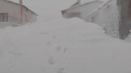 Meteoroloji uyarmıştı! Kar kalınlığı 3 metreyi buldu
