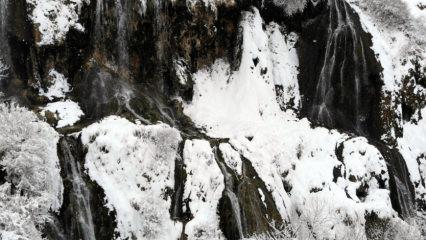 Mevsimin doğaya yansıması: Girlevik Şelalesi buz tuttu