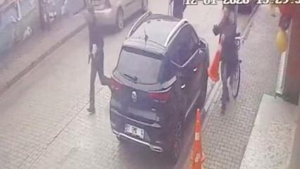 &Ouml;ğretmene okul &ouml;n&uuml;nde dehşet: &Ouml;nce yumruk attı sonra silahını &ccedil;ekti