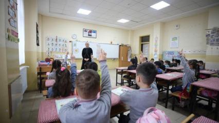 &Ouml;ğretmenlerin mazerete bağlı yer değiştirme başvuruları 14 Ocak'ta başlıyor