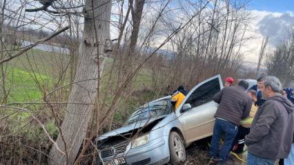 Otomobil ağaca &ccedil;arptı: 1 yaralı!