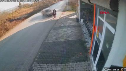 Otomobilin &ccedil;arptığı yaya metrelerce savruldu! Şans eseri kazadan sağ &ccedil;ıktı