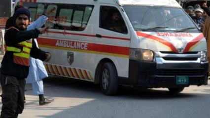 Pakistan'da polis aracına bombalı saldırı: 6 can kaybı