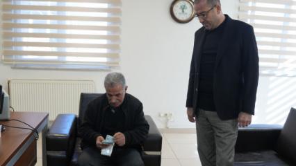 Para &ccedil;antasının i&ccedil;inden &ccedil;&ouml;p &ccedil;ıkan adam şaşkına d&ouml;nd&uuml;