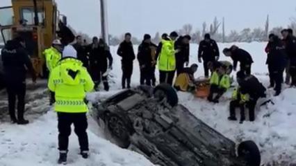 Polis aracı şarampole devrildi: 2 yaralı