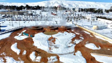 Sivas'ta 45 derecelik suyun anlık buza d&ouml;n&uuml;şt&uuml;ğ&uuml; nokta