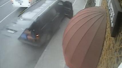 Taksim'de katliama ramak kala! Şof&ouml;r el frenini &ccedil;ekmeyi unuttu turist minib&uuml;s&uuml; b&ouml;yle kaydı