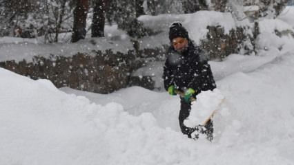 T&uuml;rkiye buz kesti: 70 ilde sıcaklık sıfırın altına d&uuml;şt&uuml;! Van a&ccedil;ık ara zirvede