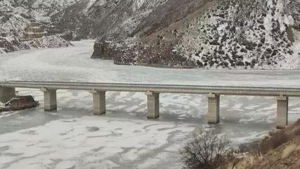 T&uuml;rkiye'nin en hızlı akan nehri buz tuttu!