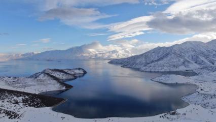 Van G&ouml;l&uuml;&rsquo;n&uuml;n masmavi suları karla buluştu  