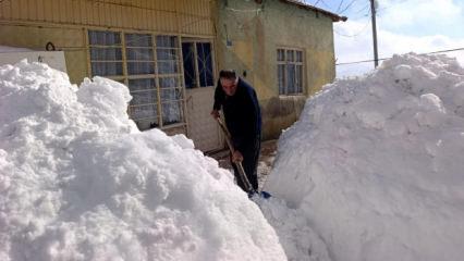 Kentte kar kalınlığı 2 metreyi aştı! K&ouml;yl&uuml;, ev yollarını a&ccedil;mak i&ccedil;in kolları sıvadı 