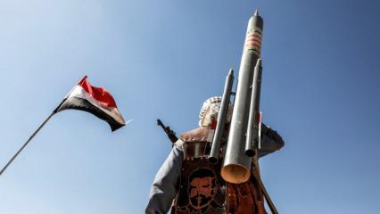 Yemen'de sıcak saatler! Ordu karargahı vuruldu: &Ouml;l&uuml; ve yaralı askerler var