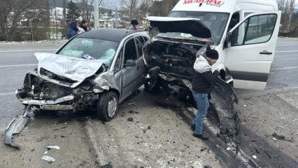 Yolcu minib&uuml;s&uuml;yle otomobil &ccedil;arpıştı: 1 &ouml;l&uuml; 9 yaralı