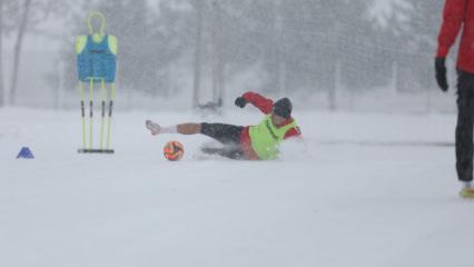 1. Lig ekibi kar yağışı altında antrenman yaptı