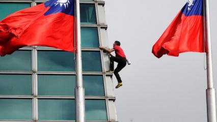 Tayvan'da bir adam 101 metrelik binaya hi&ccedil;bir &ouml;nlem almadan tırmandı