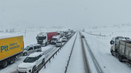 3 ili birbirine bağlayan kara yolu kapandı: Trafik kilometrelerce uzadı!
