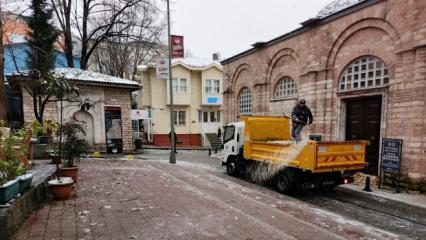 Fatih Belediyesi'nden kar mesaisi: 350 personel, 80 ara&ccedil; sahada
