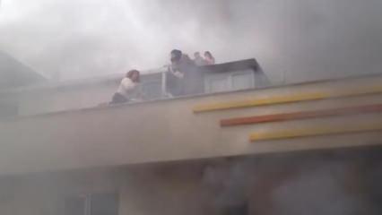 Sultanbeyli'de yangın paniği! &Ccedil;atıda mahsur kalan 12 kişi b&ouml;yle kurtarıldı