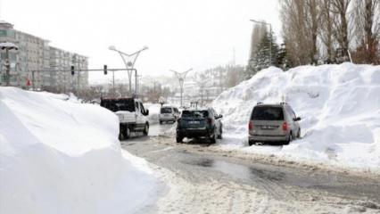 Kentte kar kalınlığı 4 metreyi aştı! Ara&ccedil;lar, trafik ışık ve levhaları yok oldu...